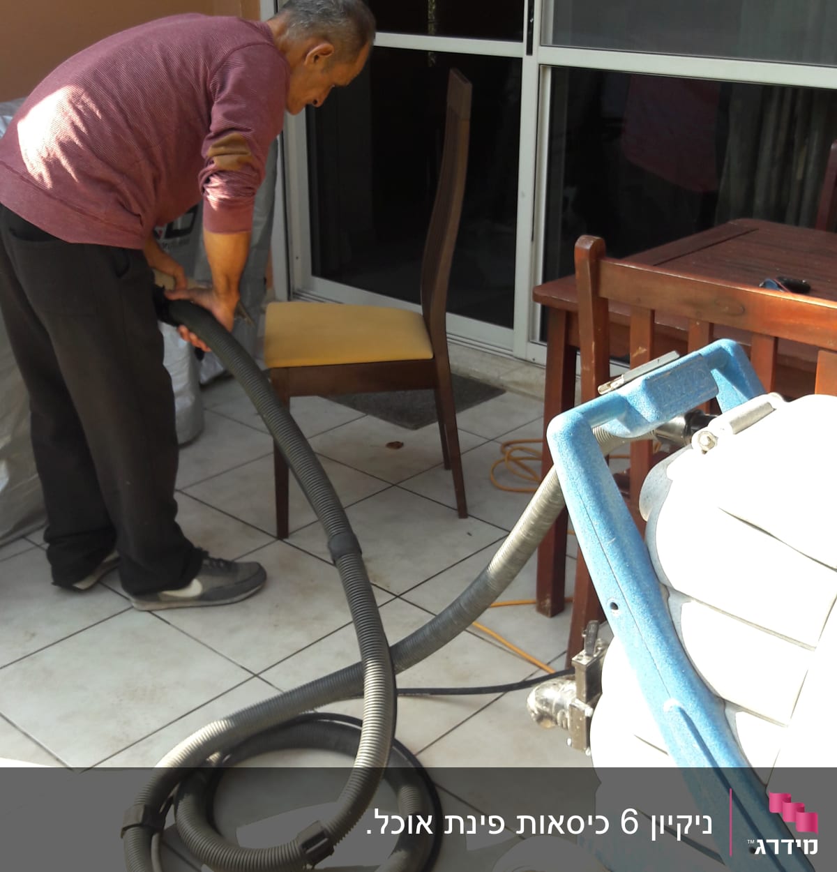 אדם משתמש בשואב אבק לניקוי רצפה